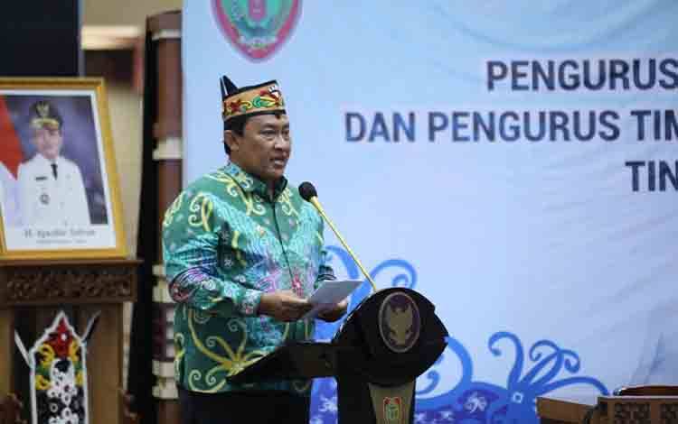 Wagub Kalteng, Edy Pratowo bacakan sambutan gubernur. (FOTO: ASEP)