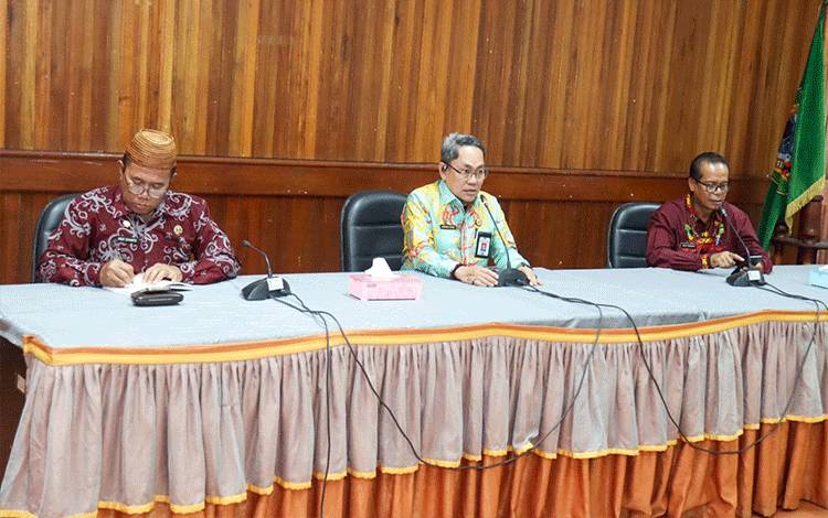 Asisten Perekonomian dan Pembangunan Sekretaris Daerah Adhian Noor, saat memimpin Rakor Percepatan Pembentukan Koperasi Merah Putih.(Foto : Ist)