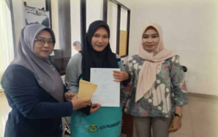 Disdukcapil Palangka Raya Serahkan 38 KIA Melalui Program Inovasi Nakar Antah