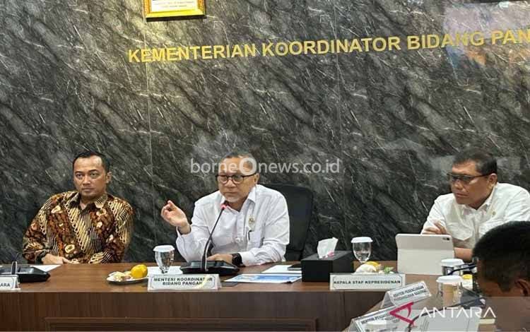 Menteri Koordinator Bidang Pangan (Menko Pangan) Zulkifli Hasan atau Zulhas dalam Rapat Koordinasi Terbatas Rancangan Perpres MBG di kantor Kemenko Pangan, Jakarta, Jumat (9/5/2025). (ANTARA/Maria Cicilia Galuh)