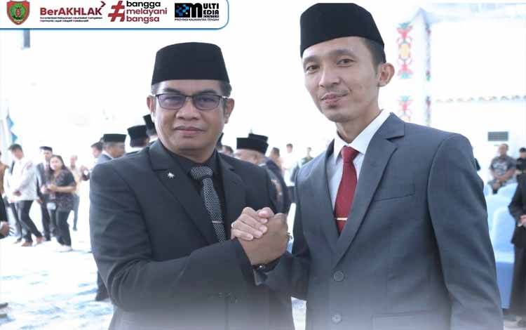 Plt Kepala Dinas Komunikasi, Informatika, Persandian, dan Statistik (Diskominfosantik) Kalteng, Rangga Lesmana saat bersama dengan Kepala Diskominfosantik sebelumnya, Agus Siswadi. (FOTO:PEMPROV KALTENG)