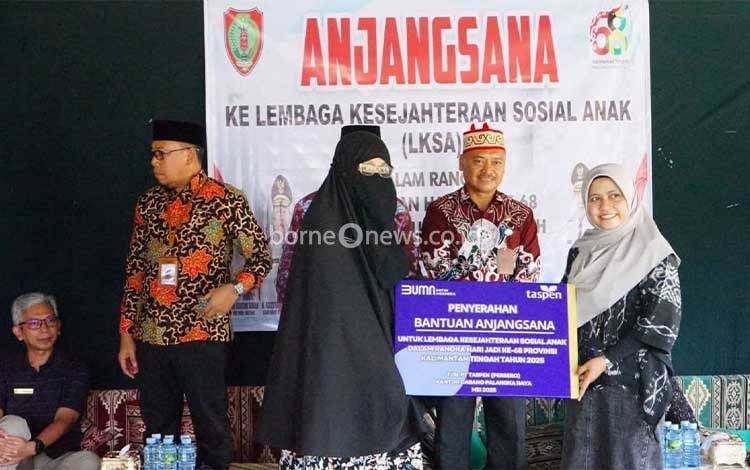Semangat Berbagi, Pemprov Kalteng Serahkan Bantuan ke Anak-Anak LKSA Iqro