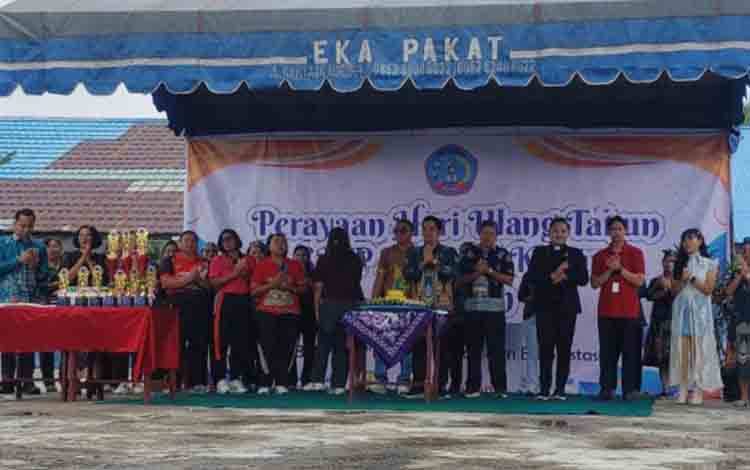 SMPN 6 Kurun Potong Tumpeng Sebagai Puncak Perayaan HUT ke-14