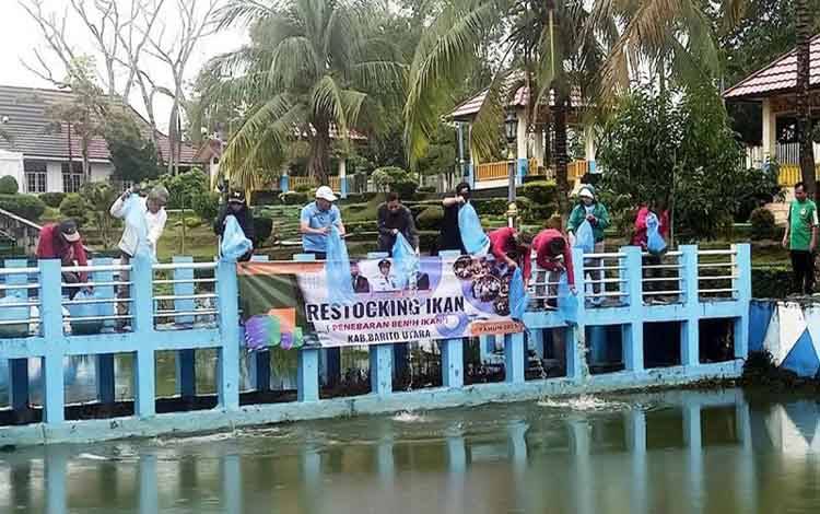 Pemkab Barito Utara Restocking 13.000 Bibit Ikan di Kolam Pemkab