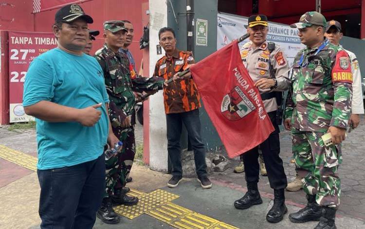 Petugas saat menurunkan bendera ormas di Jakarta, Jumat (9/5/2024). ANTARA/HO-Polres Metro Jakpus