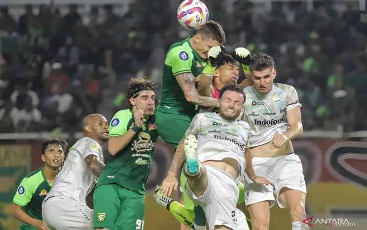 Arsip - Pesepak bola Persebaya Surabaya Slavko Damjanovic (tengah) berebut bola di udara dengan pesepak bola Persib Bandung Nick Kuipers (kanan), Marc Klok (kedua kanan), dan penjaga gawang Kevin Ray Mendoza (ketiga kanan) pada pertandingan BRI Liga 1 di Stadion Gelora Bung Tomo, Surabaya, Jawa Timur, Sabtu (1/3/2025). (ANTARA FOTO/Rizal Hanafi)
