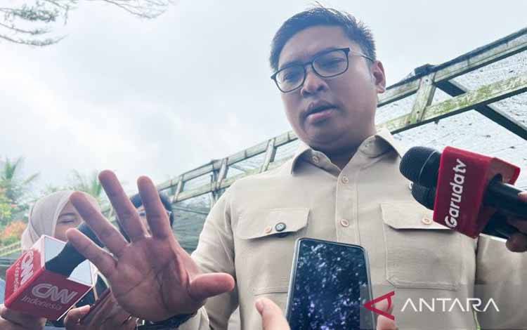 Wakil Menteri Pertanian (Wamentan) Sudaryono menjawab pertanyaan awak media di sela kunjungan kerja di Balai Perakitan dan Pengujian Tanaman Industri dan Penyegar, Sukabumi, Jawa Barat, Jumat (9/5/2025). ANTARA/Harianto