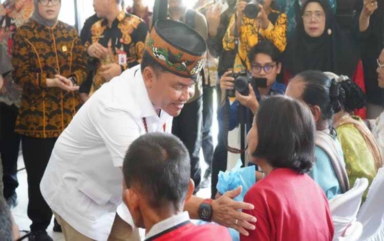 Gubernur Kalteng Serahkan Bantuan Sosial untuk Lansia di Panti Tresna Werdha