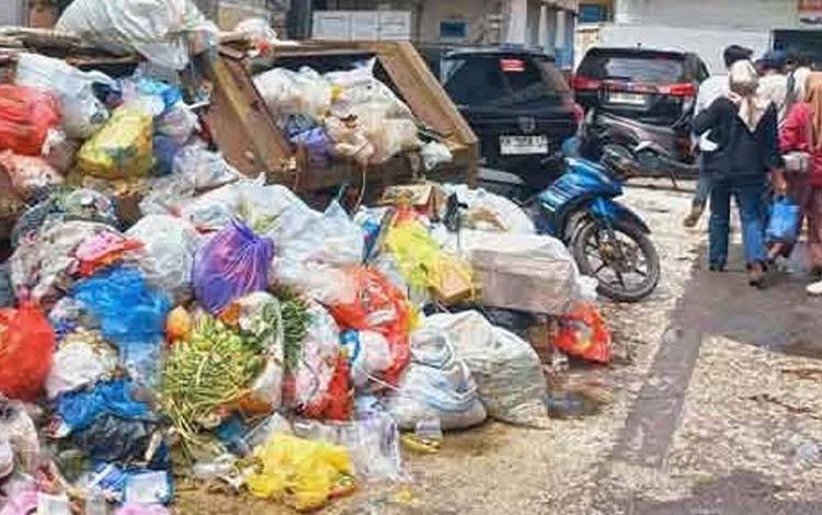 Sampah di Pasar PPM Sampit sebelum dibersihkan, beberapa waktu lalu. (FOTO : IST)