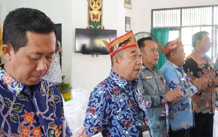 Kepala Dinas DLH, Joni Harta (dua kiri) saat mendampingi Gubernur. (FOTO: CO)