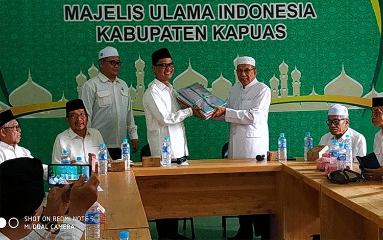 Jabatan Ketua Umum MUI Kapuas Diserahterimakan