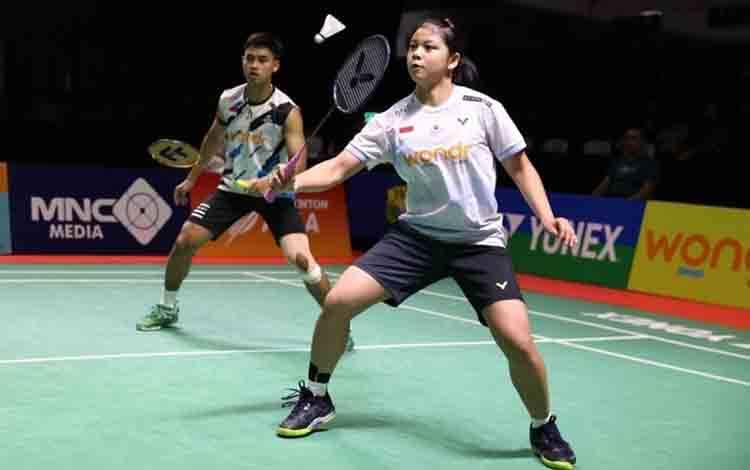 Arsip foto - Ganda campuran Indonesia Jafar Hidayatullah/Felisha Alberta Nathaniel Pasaribu saat berlaga di semifinal Indonesia International Challenge 2024 di Surabaya, Jawa Timur, Sabtu (26/10/2024). (ANTARA/HO-PP PBSI/aa.)