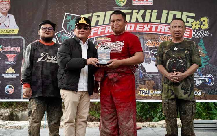 Penyerahan piala juara event Tangkiling Off-road Extreme. (FOTO:FRY)