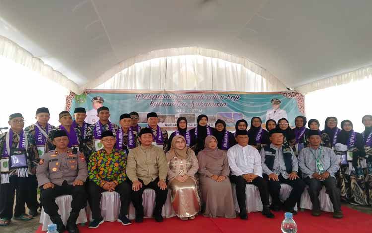 28 Calon Haji Asal Sukamara Resmi Dilepas Keberangkatannya