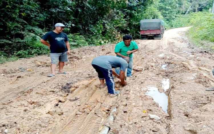 Jalan KM 30 Arah Desa Mampuak Rusak Parah, Warga Minta Segera Diperbaiki