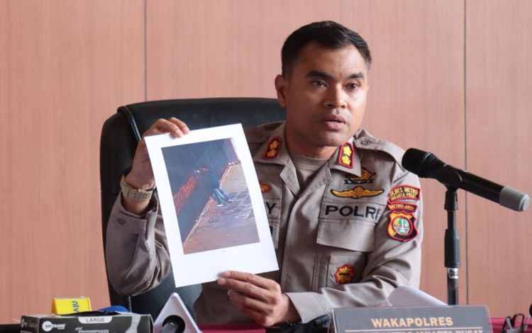 Wakapolres Metro Jakarta Pusat AKBP Danny Yulianto menunjukkan foto mahasiswa yang membuat onar di Jakarta, Senin (12/5/2025). ANTARA/HO-Humas Polres Metro Jakpus
