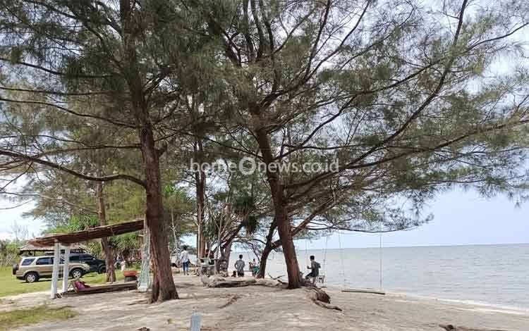 Menikmati Libur Panjang, Pengunjung Padati Pantai Sungai Jati di Kabupaten Seruyan