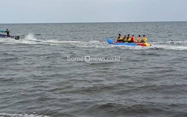 Libur Panjang, Wisatawan Padati Pantai Jodoh di Desa Ujung Pandaran