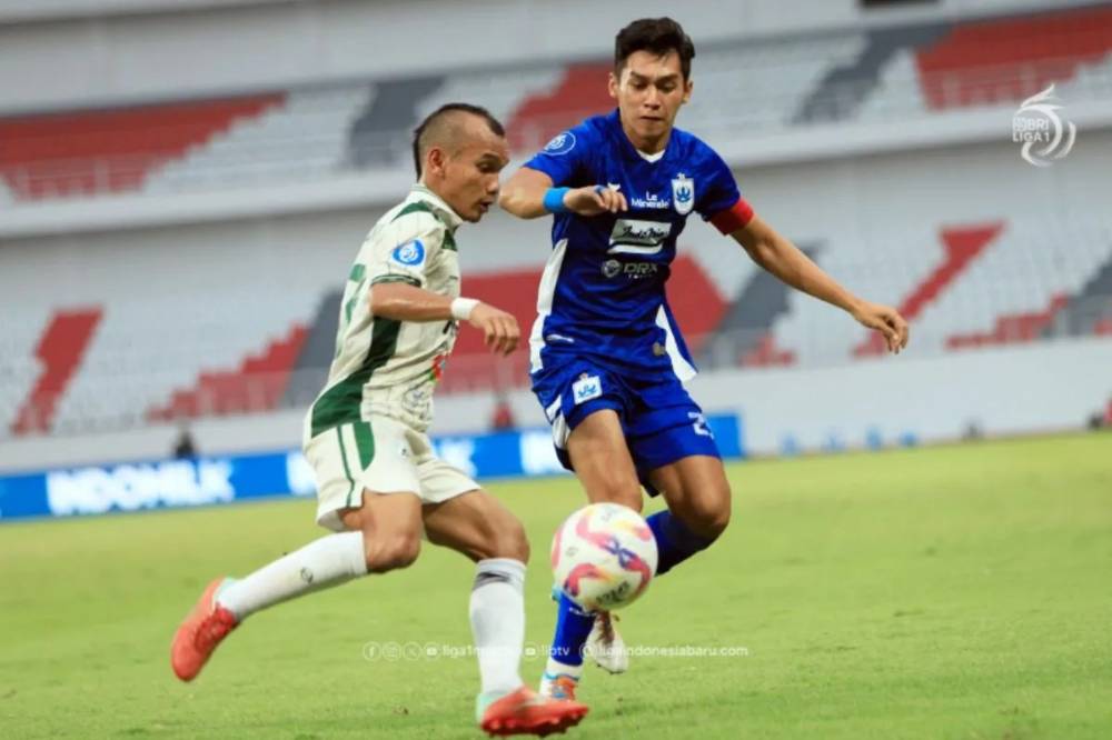 Pemain PSS Sleman Riko Simanjuntak (kiri) mencoba melewati penjagaan gelandang PSIS Semarang Septian David Maulana pada laga lanjutan Liga 1 Indonesia 2024-2025 di Stadion Jatidiri, Semarang, Jumat (9/5/2025). Pertandingan itu berakhir dengan skor 2-1 untuk kemenangan PSS. (ANTARA/HO-PT LIB)