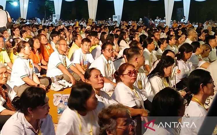 Ribuan Umat Buddha Ikuti Detik-Detik Waisak 2569 BE di Borobudur