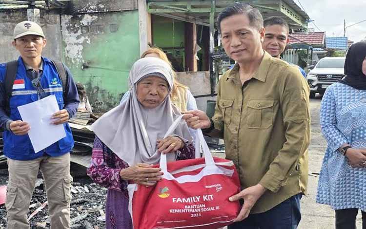 Pemkab Barito Utara Serahkan Bantuan Korban Kebakaran Desa Lemo II