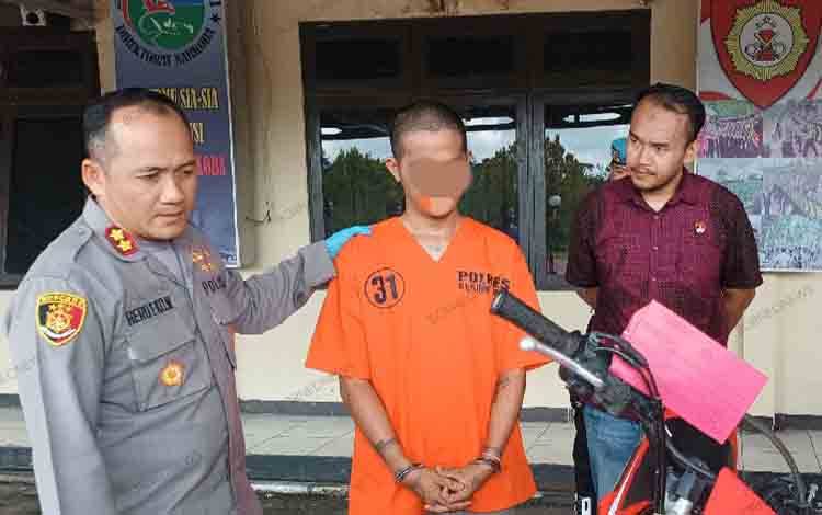 Pelaku curanmor di Gunung Mas (kaos oren) saat ditanya oleh Kapolres Gunung Mas, Selasa, 13 Mei 2025. (FOTO: RISKA YULYANA)