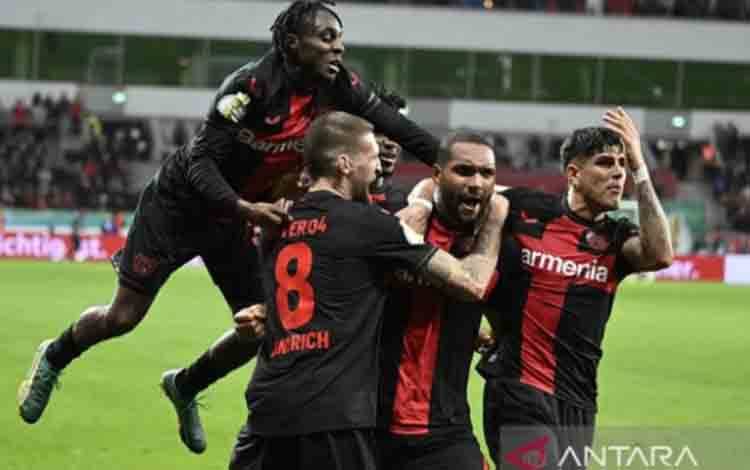 Bek Bayer Leverkusen asal Jerman #04 Jonathan Tah (kedua kanan) merayakan gol kemenangan 3-2 bersama rekan satu timnya pada pertandingan sepak bola perempat final Piala Jerman (DFB Pokal) antara Bayer 04 Leverkusen dan VfB Stuttgart di Leverkusen, Jerman bagian barat, Selasa (6/2/2024). ANTARA/AFP/Roberto Pfeil/am. Ilustarasi