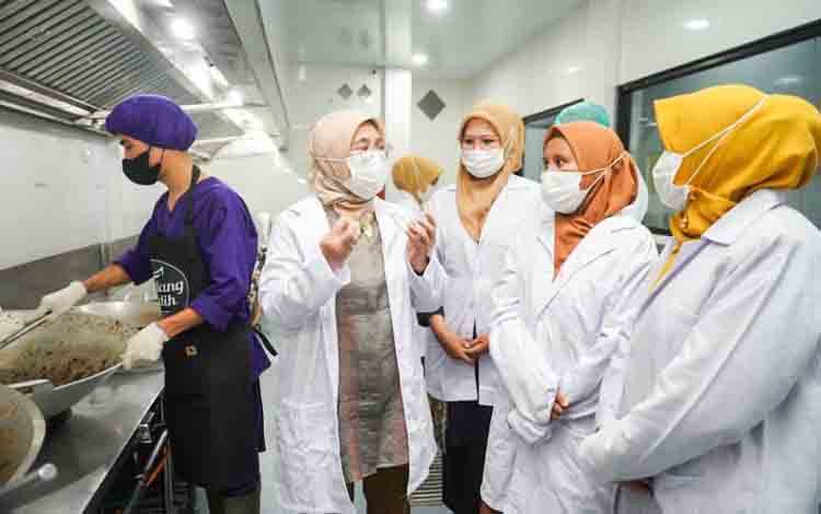 Direktur Jenderal Industri Kecil, Menengah dan Aneka (IKMA) Kementerian Perindustrian Reni Yanita (tengah) meninjau Fasilitas Produksi IKM Rendang Gadih, di Payakumbuh, Sumatera Barat. ANTARA/HO-Kemenperin