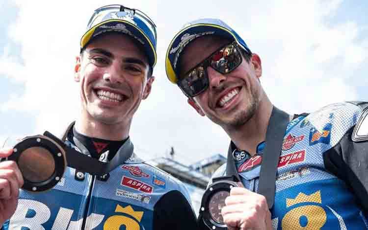 Duo pembalap tim Gresini Racing Alex Marquez (kanan) dan Fermin Aldeguer (kiri) berfoto bersama setelah Sprint Race MotoGP Prancis 2025 yang berlangsung di Sirkuit Bugatti, Le Mans, Sabtu (10/5/2025). (ANTARA/HO-Gresini Racing)