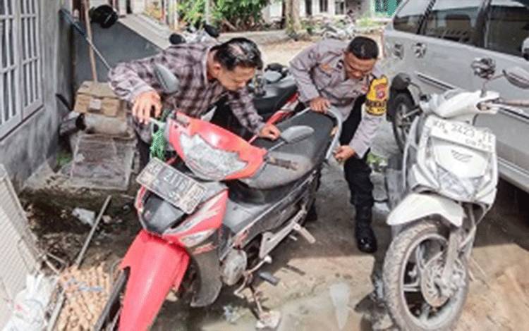 Bhabinkamtibmas Kelurahan Menteng Evakuasi Motor Tak Bertuan