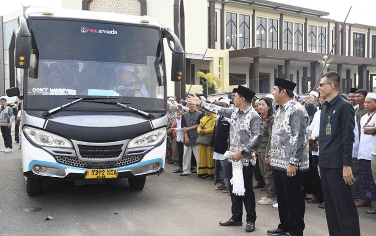 Bupati Berangkatkaan Jemaah Calon Haji Pulpis, Doakan Tetap Sehat di Tanah Suci