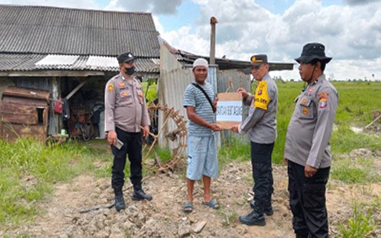 Polsek Seruyan Hilir Serahkan Bibit Jagung kepada Petani di Kuala Pembuang