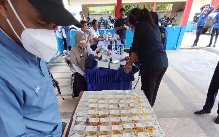 Tes urine yang dilaksanakan di Lingkungan Damkar, Rabu, 14 Mei 2025. (FOTO : DEVI)