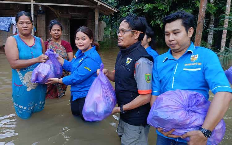 KNPI Barito Timur Salurkan Bantuan untuk Keluarga Terdampak Banjir di Desa Bantai Napu