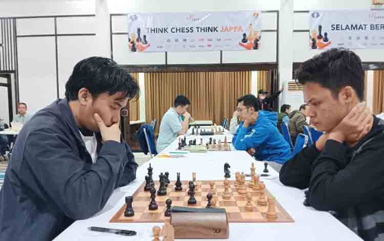 Pecatur FM Zacky Dhia Ulhaq (kiri) saat menghadapi IM Abdul Hafiz (kanan) dalam pertandingan babak kesembilan kategori open JAPFA FIDE Rated 2025 yang berlangsung di Gedung Serbaguna Gelora Bung Karno, Senayan, Jakarta, Rabu (14/05/2025). (ANTARA/HO-PB Percasi)