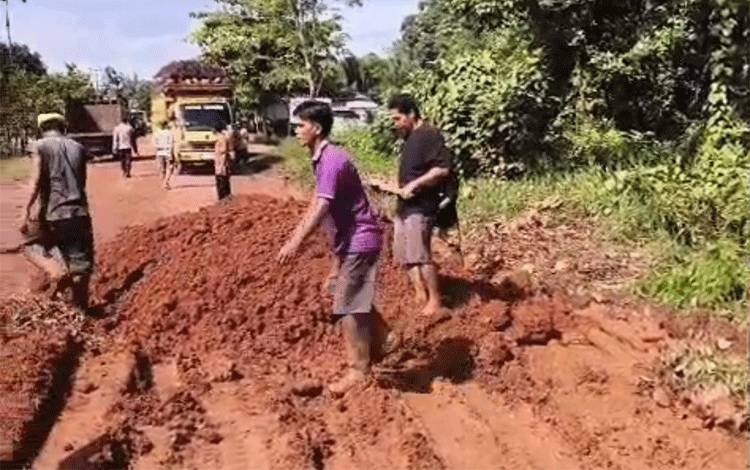 Truk Terguling Akibat Jalan Rusak di Cempaga, Warga Lakukan Perbaikan Darurat
