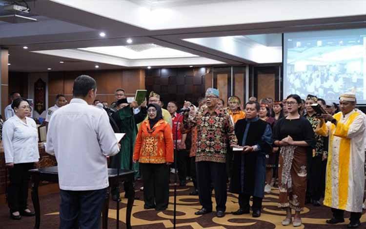 Prosesi pengambilan sumpah dan janji seluruh juri cabang lomba dan kompetisi FBIM 2025 dengan tiga agama yaitu secara Islam, Kristen, dan Hindu Kaharingan. (FOTO:TK)