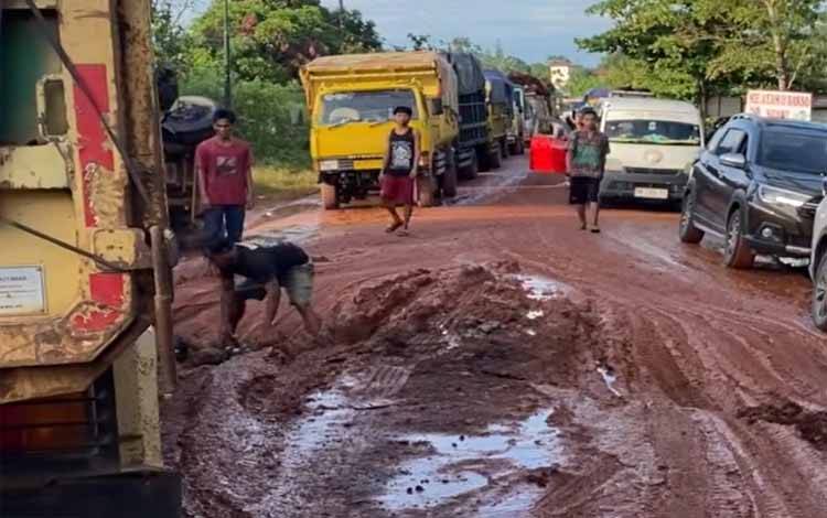 Jalan Rusak di Desa Cempaka Kotim, Warga Keluhkan Bahaya Kecelakaan dan Minta Perbaikan