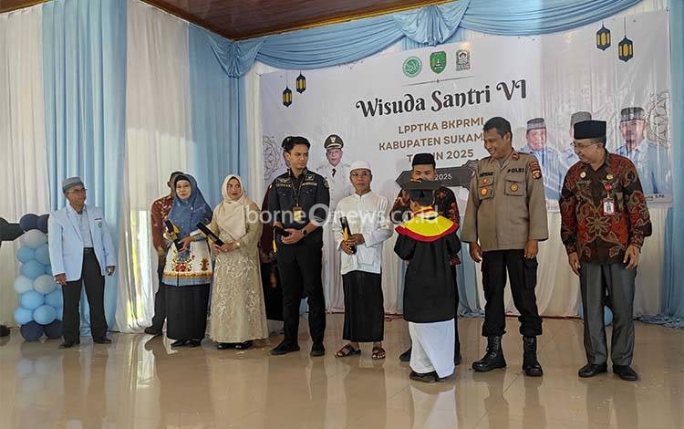 Acara wisuda santri ke-6 LPPTKA BKPRMI Kabupaten Sukamara di gedung budaya Sukamara, Kamis, 15 Mei 2025. (Foto: Norhasanah)