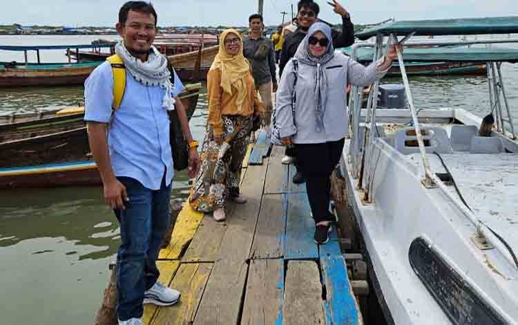 PSL USU melaksanakan kegiatan studi ekskursi ke kawasan pesisir Kota Medan, meliputi Belawan, Pulau Burung, dan Mangrove Education Center yang dikelola Yayasan Gajah Sumatera atau Yagasu. (FOTO: Dokumentasi Prof Rahmawaty untuk Borneonews)