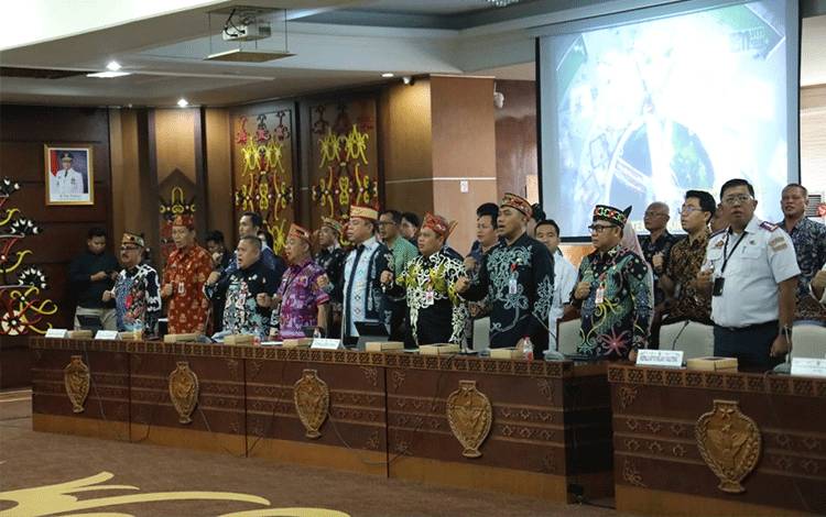 Seluruh stakeholders terkait saat menghadiri Rakor pembahasan pengaturan lalu lintas angkutan hasil perkebunan, kehutanan dan pertambangan, Kamis, 15 Mei 2025. (FOTO:ASEF)