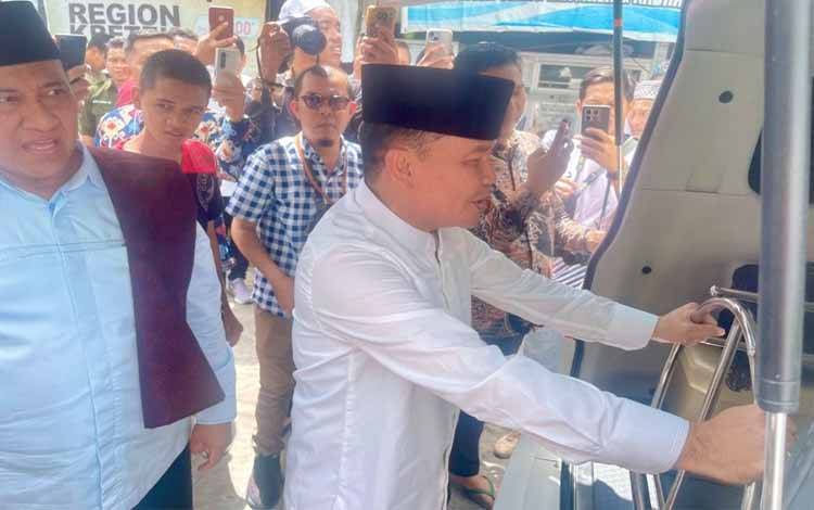 Gubernur Kalteng Serahkan Mobil Jenazah dan Ambulans di Komplek Puntun