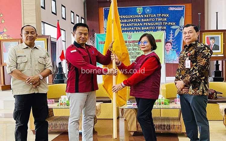 Asisten I Sekda Barito Timur, Ari Panan P Lelu, melepas kontingen Barito Timur yang akan mengikuti Festival Budaya Isen Mulang (FBIM) Tahun 2025 di Kota Palangka Raya, Jumat, 16 Mei 2025. (FOTO: MMC BARTIM)