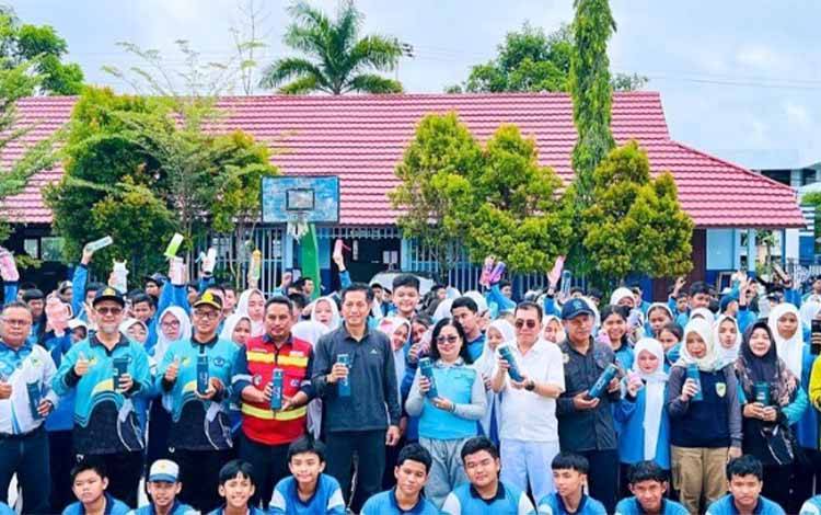 SMPN 2 Muara Teweh Terima Penghargaan Pj Bupati atas Partisipasi Pengelolaan Sampah
