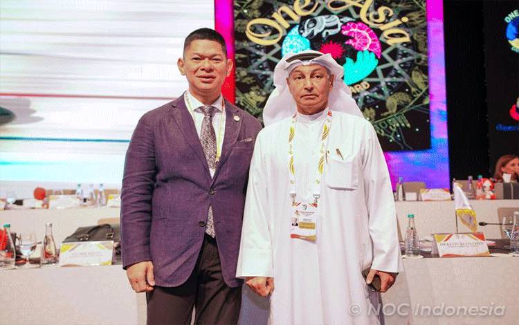 Presiden KOI/NOC Indonesia Raja Sapta Oktohari (kiri) bersama Presiden Akuatik Dunia Husain Al-Musallam (kanan) setelah pertemuan di Kuwait, Jumat (16/5/2025). ANTARA/HO-KOI