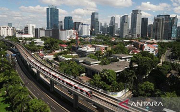 Rangkaian kereta Lintas Raya Terpadu (LRT) Jabodebek melintas di jalur jalan Rasuna Said, Jakarta, Selasa (24/4/2025). ANTARA/Arif Ariadi/pras.