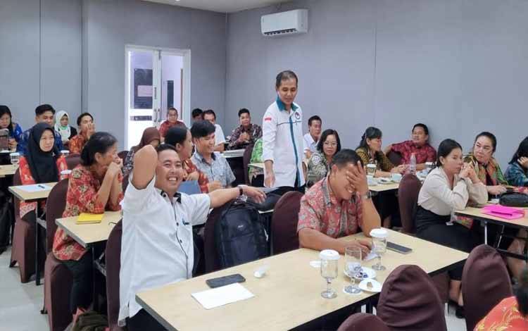 Praktisi Bahasa Indonesia dan Daerah, Lukman Juhara membimbing para guru utama dalam sesi Bimbingan Teknis Guru Utama Tahap 2 RBD yang diselenggarakan oleh Balai Bahasa Provinsi Kalimantan Tengah pada 13-16 Mei 2025.(FOTO: Istimewa)
