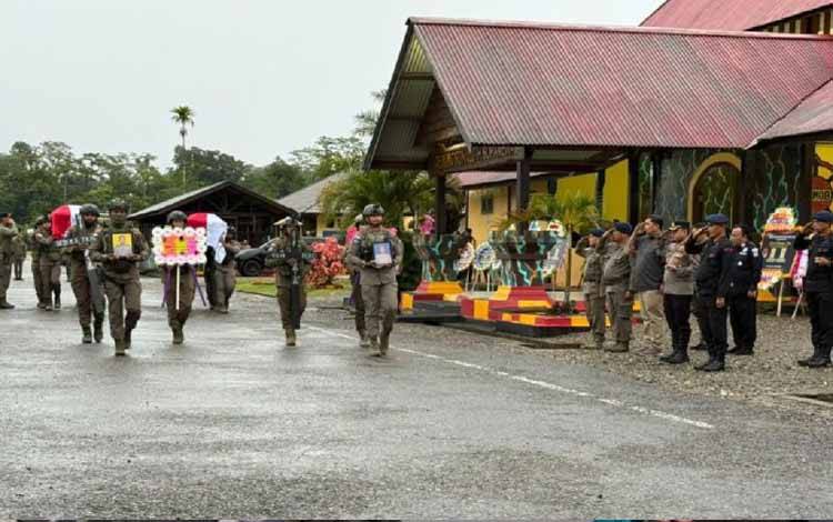 Jenazah Anggota Brimob Korban KKB Dimakamkan di Serui