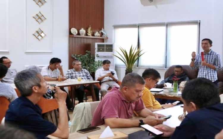 Plt. Kepala Diskominfosantik Provinsi Kalteng Rangga Lesmana saat menyampaikan sambutannya pada pertemuan bersama mitra media. (FOTO:FERY)