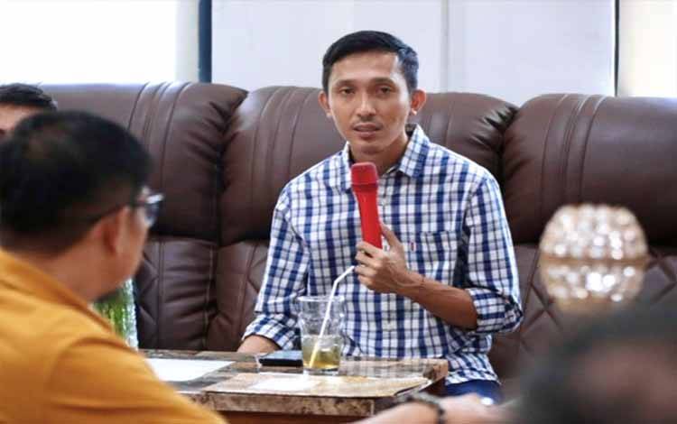 Plt. Kepala Diskominfosantik Provinsi Kalteng Rangga Lesmana menyampaikan sambutannya saat menggelar pertemuan bersama mitra media. (FOTO:FERY)